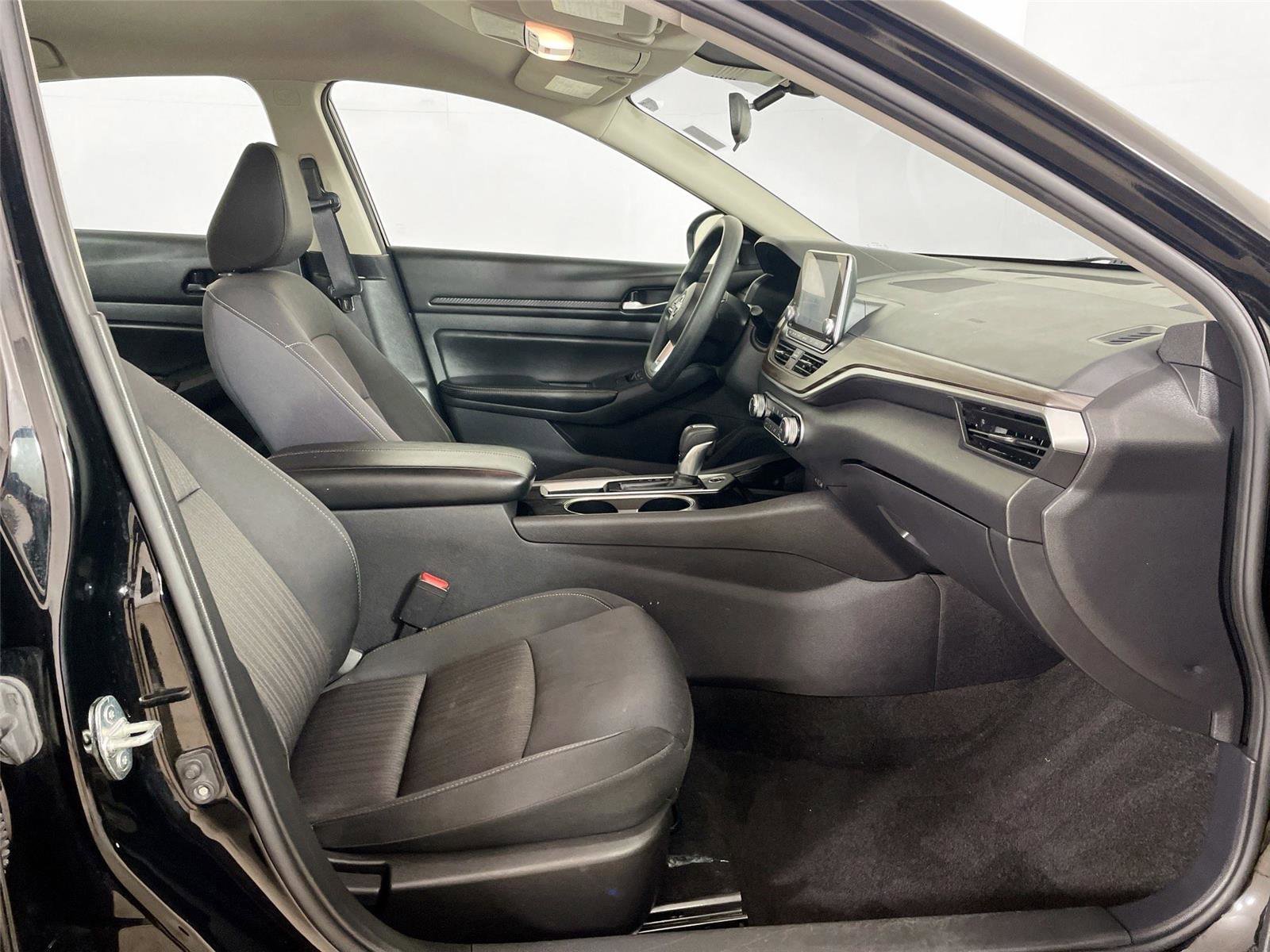 Used 2024 Nissan Altima 2.5 SV FWD image 25