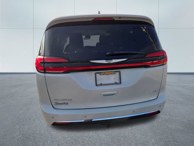 Used 2021 Chrysler Pacifica Touring-L w/ Uconnect Theater Family Group AWD/4WD image 6