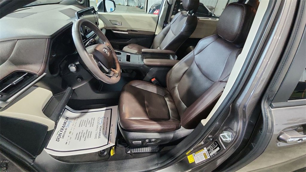 Used 2023 Toyota Sienna Platinum image 11