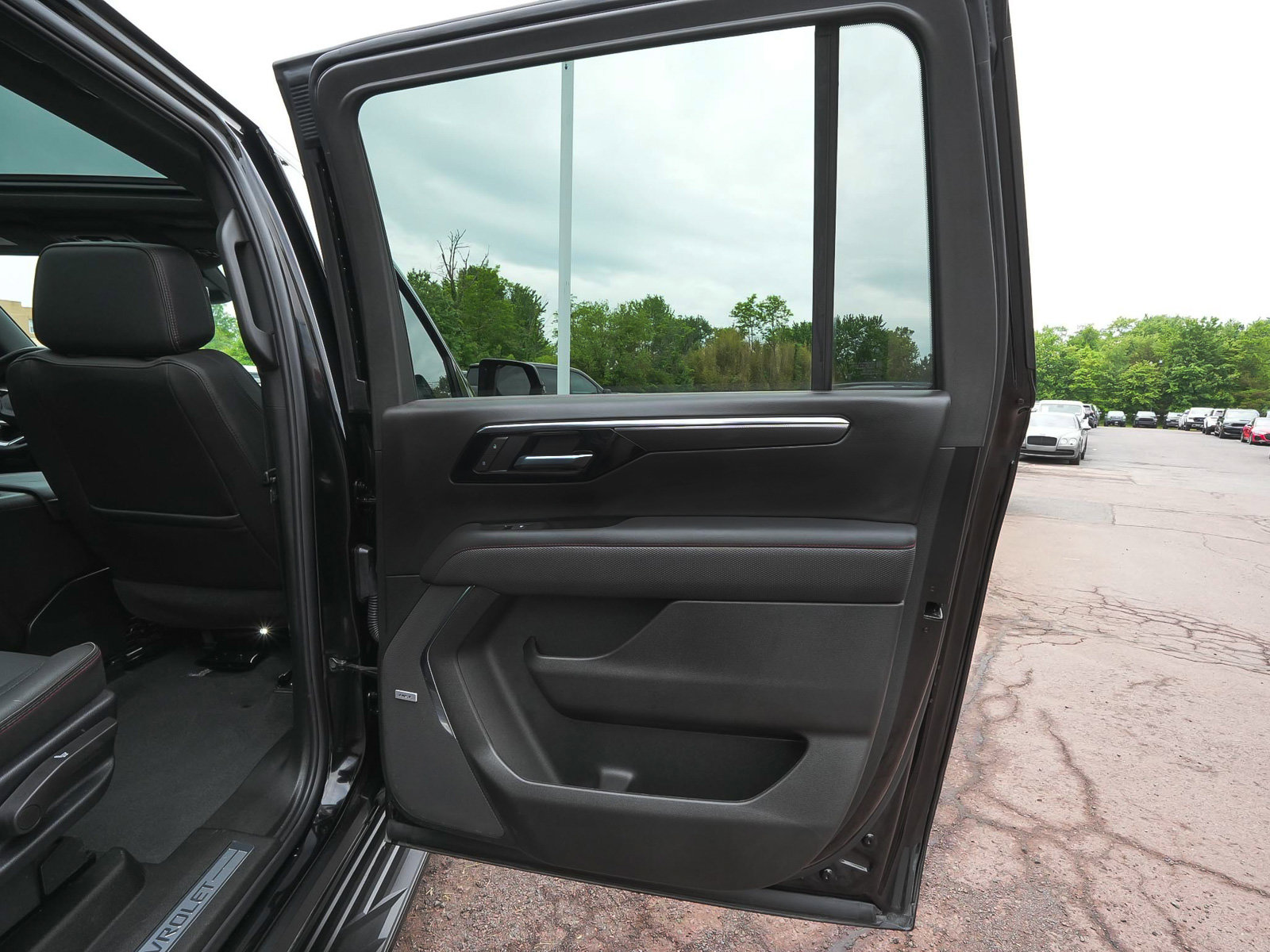 Used 2026 Chevrolet Suburban RST w/ RST Capability Package AWD/4WD image 14