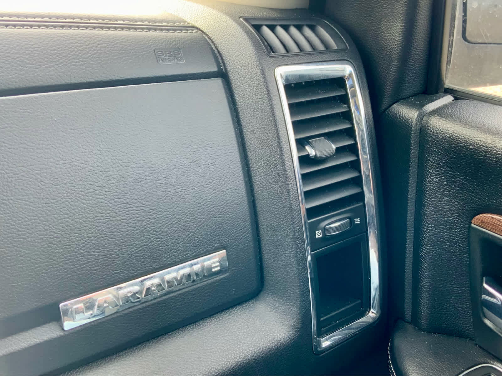 Used 2018 RAM 1500 Laramie image 43