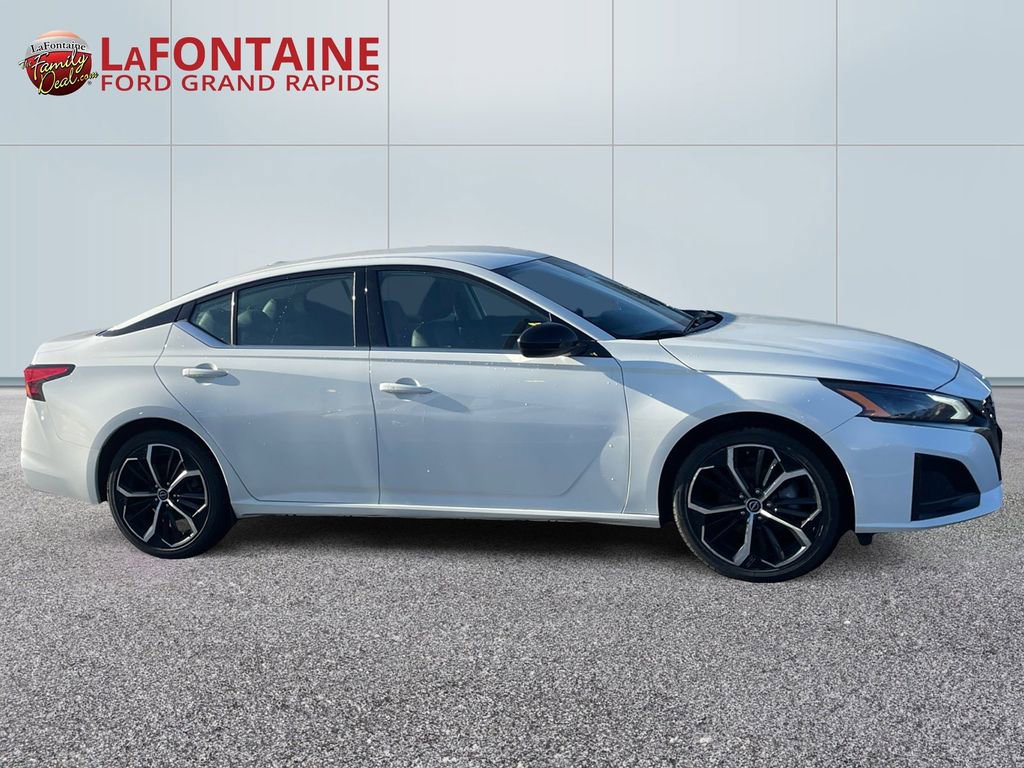 Used 2025 Nissan Altima 2.5 SR FWD image 8