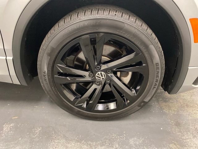 Used 2024 Volkswagen Tiguan SE R-Line AWD/4WD image 30