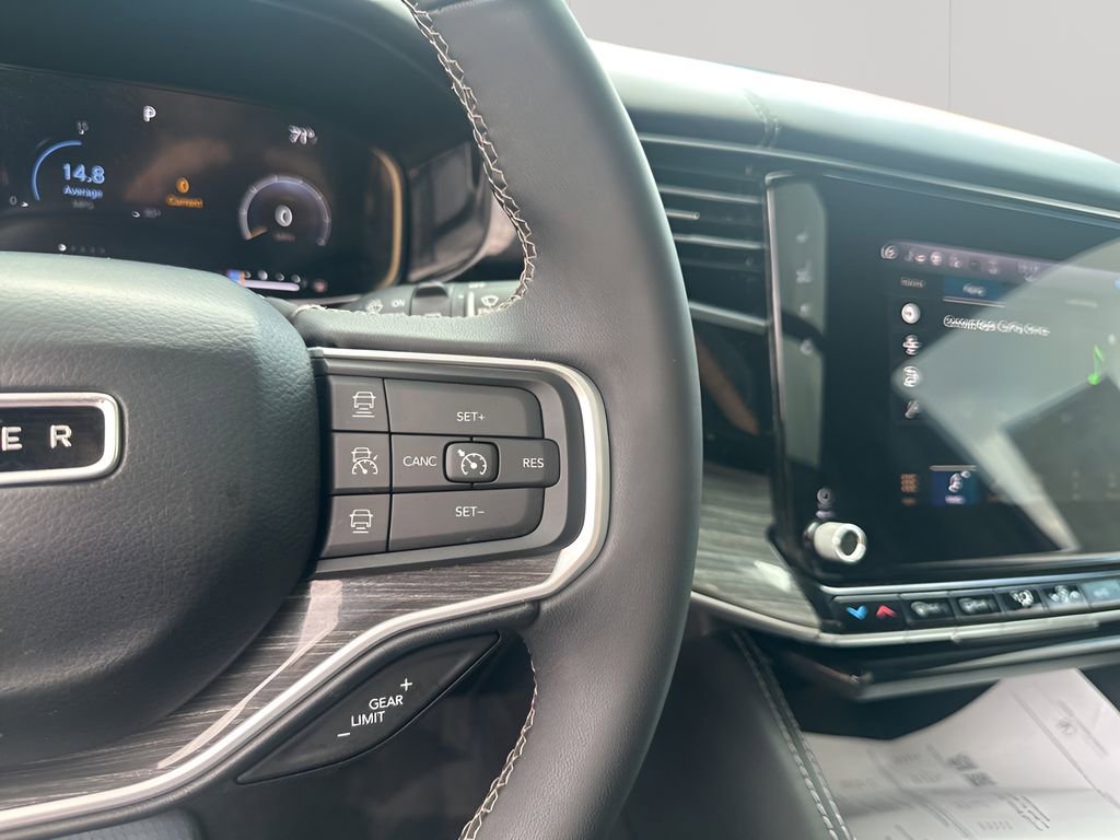 Used 2022 Jeep Wagoneer Series III w/ Premium Group I image 32