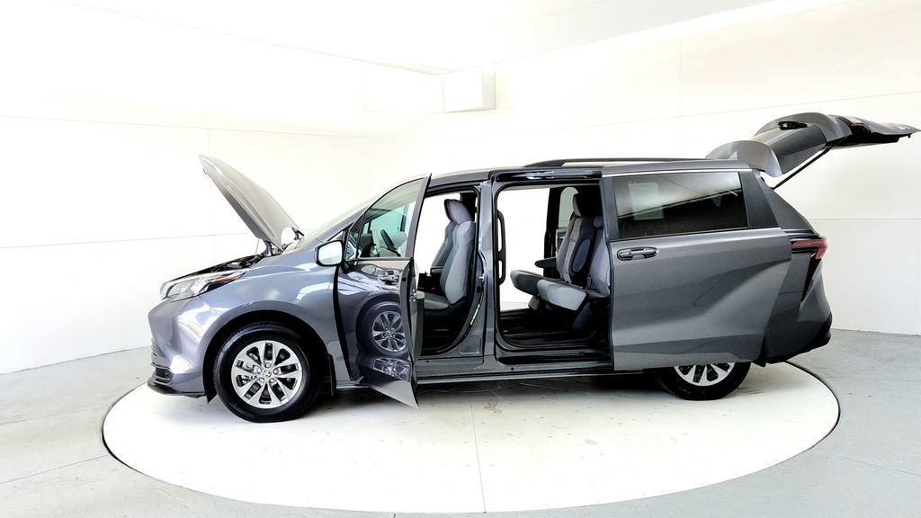 Certified 2025 Toyota Sienna LE AWD/4WD image 10