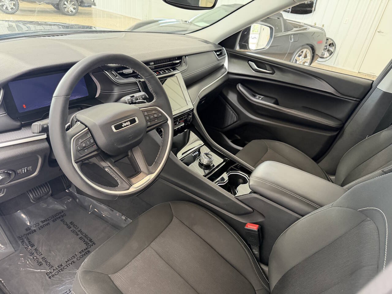 Used 2023 Jeep Grand Cherokee Laredo w/ Luxury Tech Group I AWD/4WD image 9