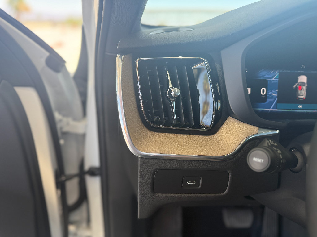 New 2026 Volvo XC60 B5 Plus w/ Climate Package AWD/4WD image 12