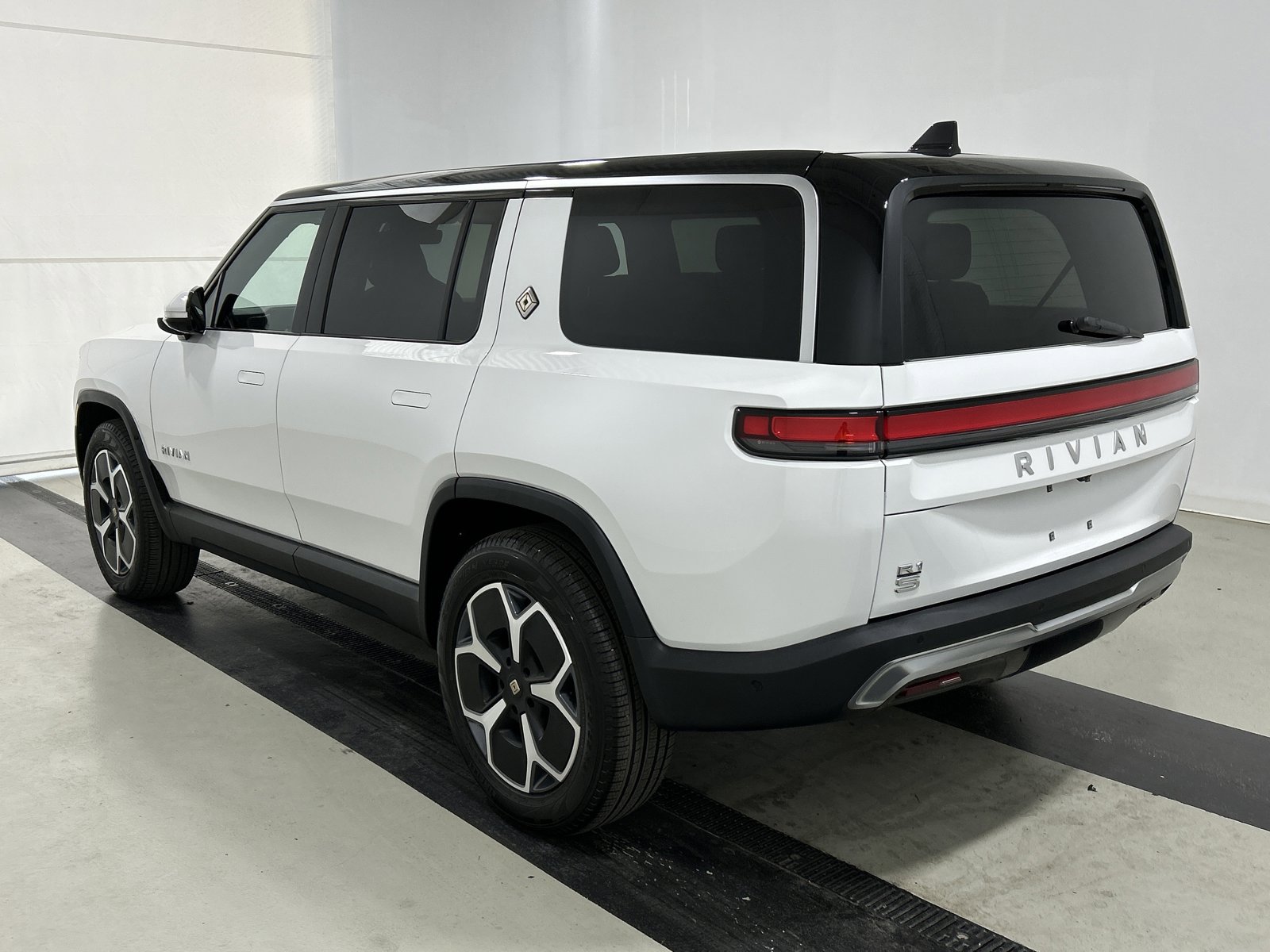 Used 2024 Rivian R1S Adventure image 3