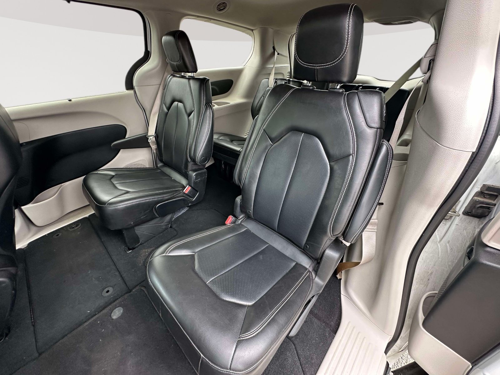 Used 2023 Chrysler Pacifica Touring-L FWD image 23