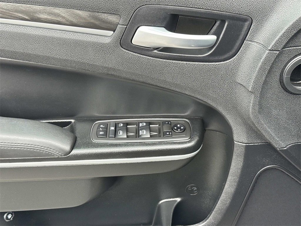 Used 2022 Chrysler 300 Touring w/ Sport Appearance Package image 35
