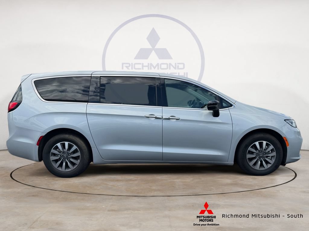 Used 2024 Chrysler Pacifica Limited FWD image 2