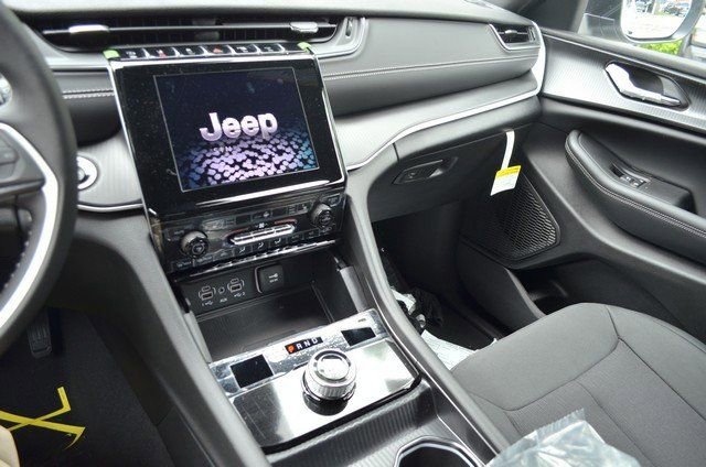 New 2025 Jeep Grand Cherokee L Laredo w/ Luxury Tech Group I image 21