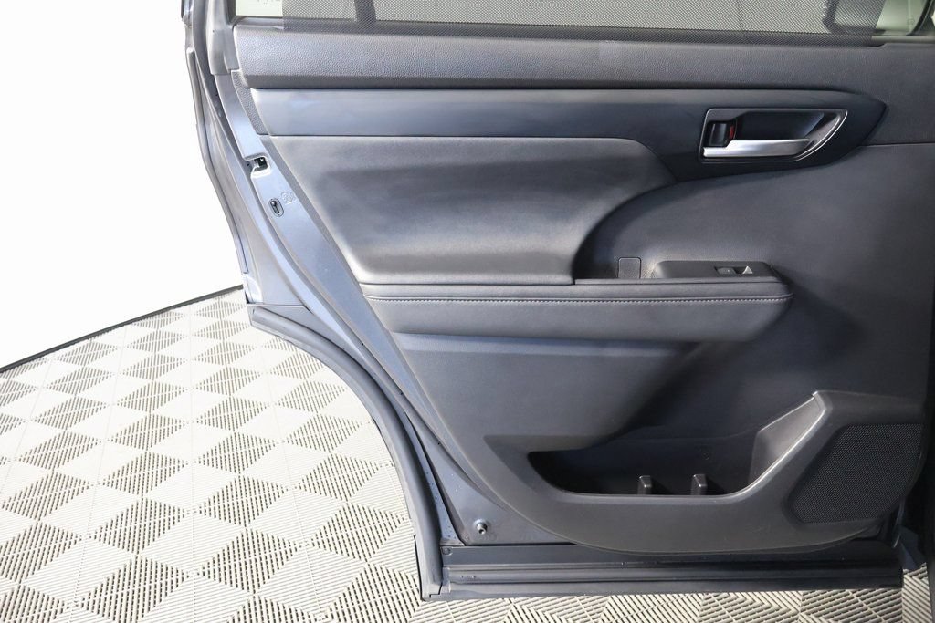 Used 2023 Toyota Highlander XLE FWD image 12