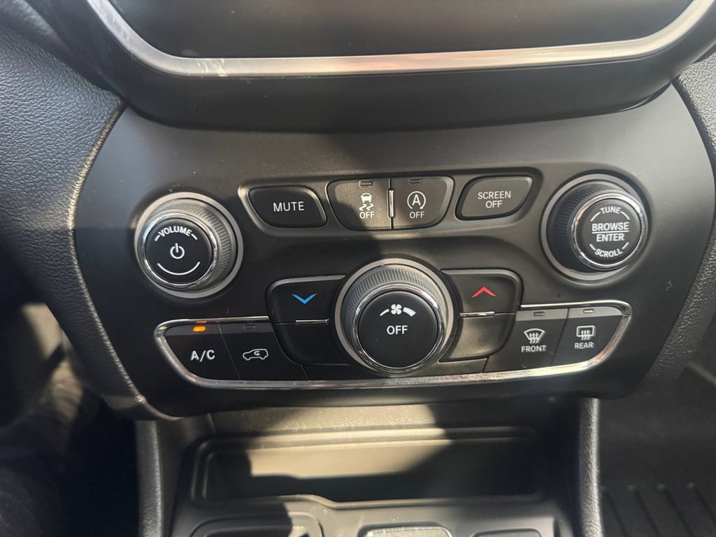 Used 2020 Jeep Cherokee Latitude Plus image 20