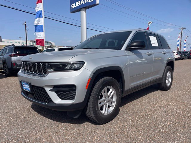 Used 2025 Jeep Grand Cherokee Laredo RWD image 3