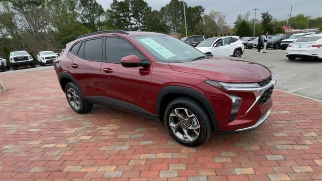 Used 2025 Chevrolet Trax LT w/ Driver Confidence Package FWD image 3