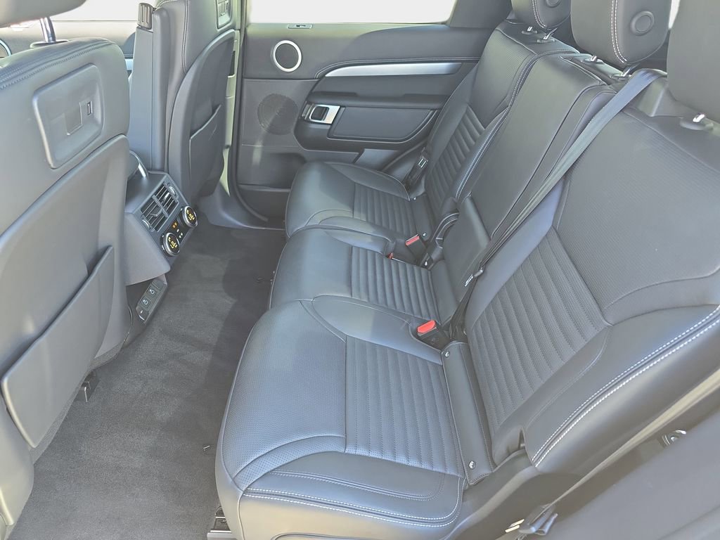 Used 2025 Land Rover Discovery Dynamic SE image 16