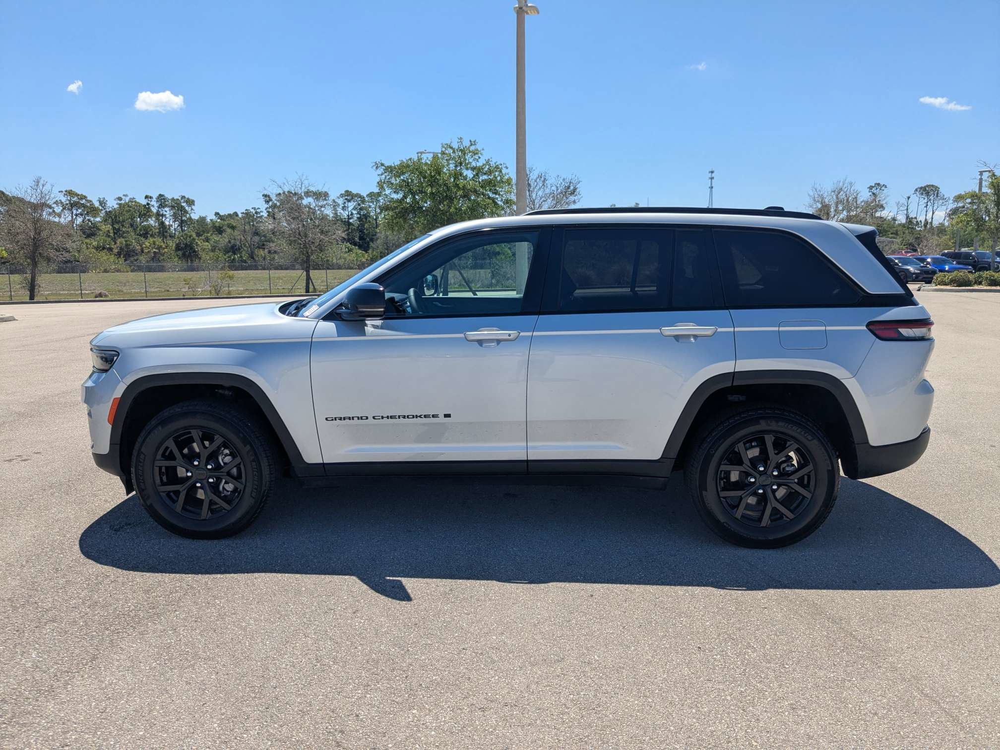Used 2025 Jeep Grand Cherokee Altitude AWD/4WD image 8