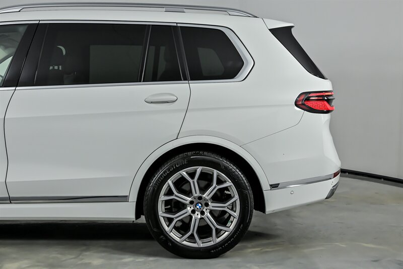 Used 2023 BMW X7 xDrive40i AWD/4WD image 8