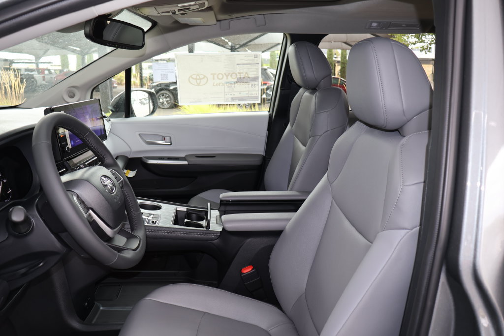 New 2026 Toyota Sienna XLE AWD/4WD image 7