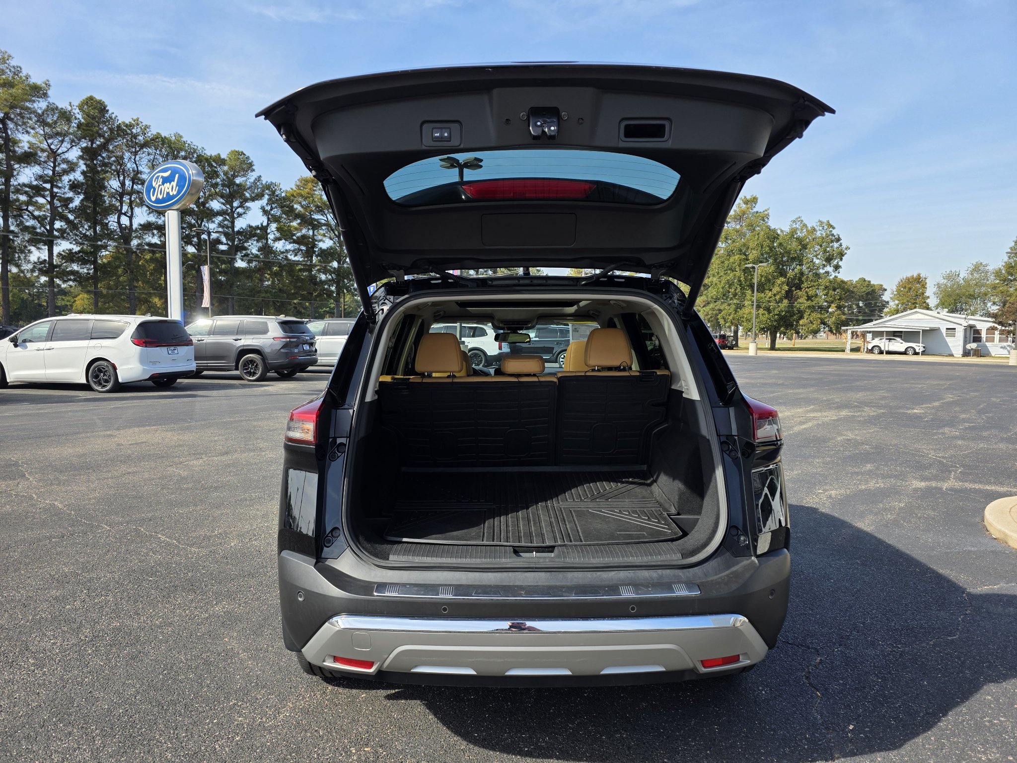 Used 2023 Nissan Rogue Platinum FWD image 11