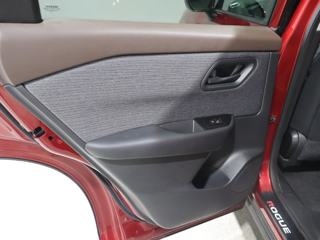 Used 2023 Nissan Rogue S AWD/4WD image 19