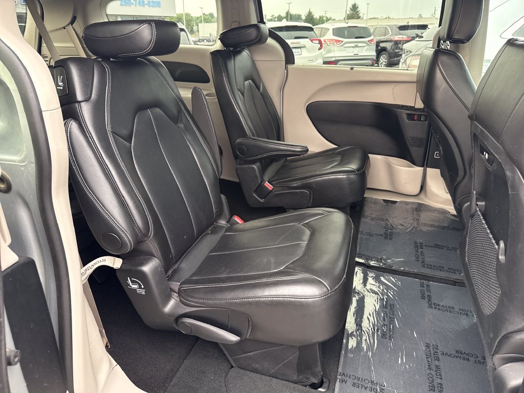 Used 2024 Chrysler Pacifica Touring-L FWD image 22