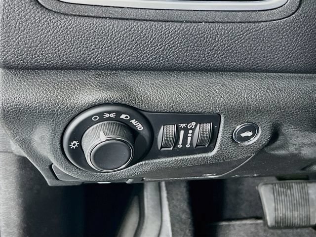 Used 2016 Chrysler 200 Limited FWD image 11