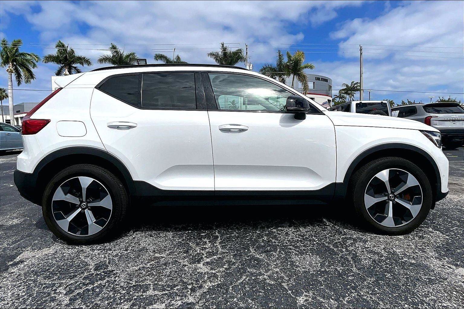 Used 2024 Volvo XC40 B5 Plus image 32
