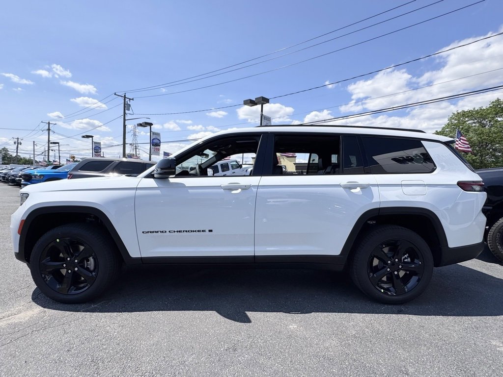 New 2025 Jeep Grand Cherokee Limited w/ Black Appearance Package image 4