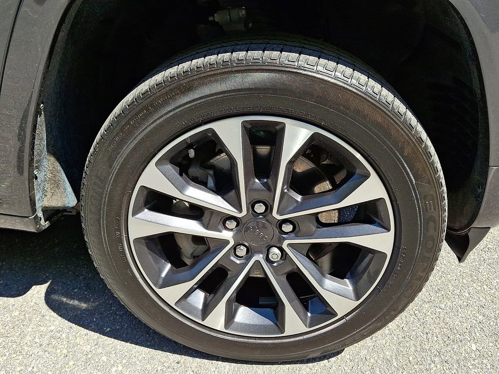 Certified 2023 Jeep Grand Cherokee Overland w/ Luxury Tech Group IV AWD/4WD image 8