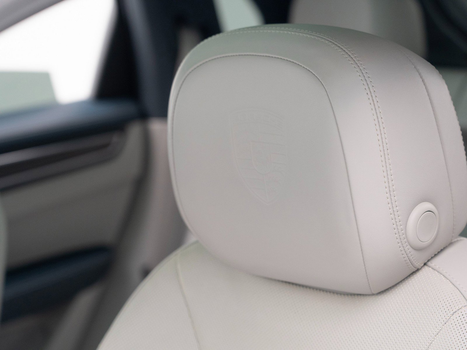 Certified 2022 Porsche Cayenne S Platinum image 19