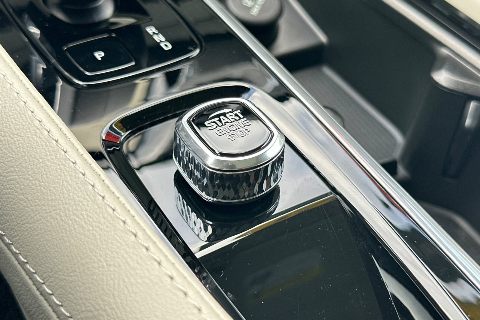 Certified 2025 Volvo XC90 B5 Core w/ Protection Package Premier image 26