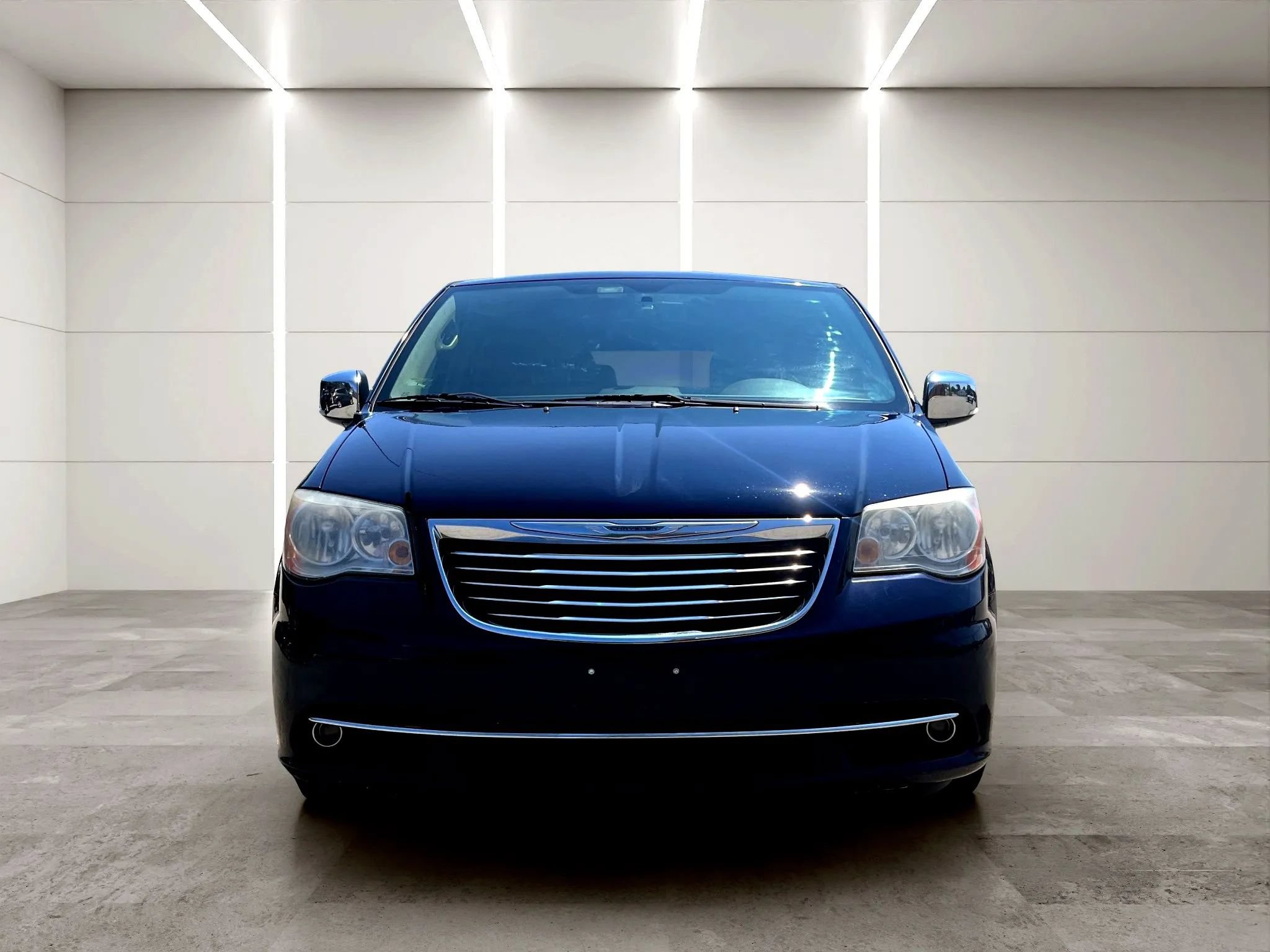 Used 2015 Chrysler Town & Country Touring-L w/ Driver Convenience Group FWD image 3