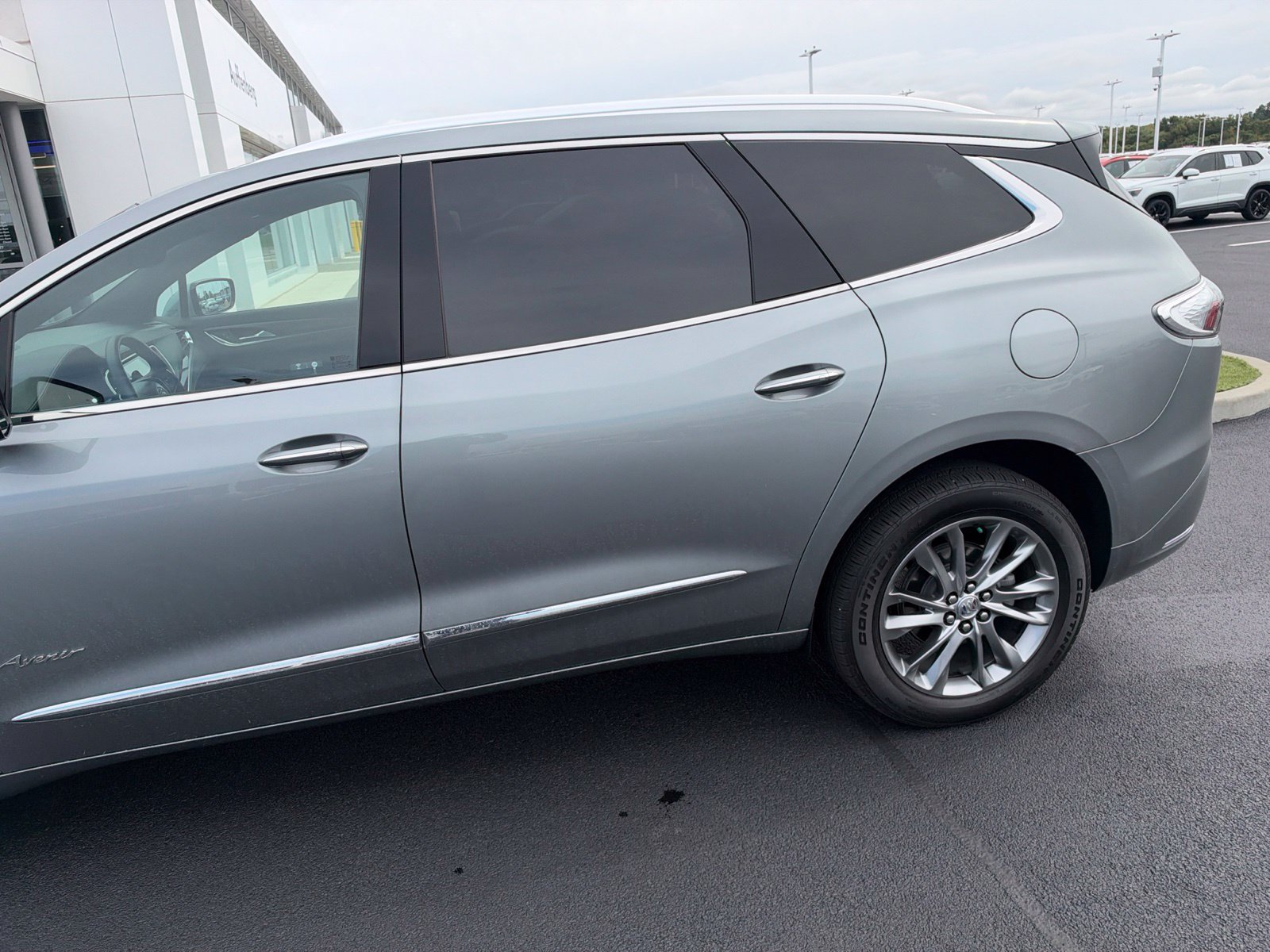 Used 2023 Buick Enclave Avenir w/ Avenir Technology Package AWD/4WD image 8