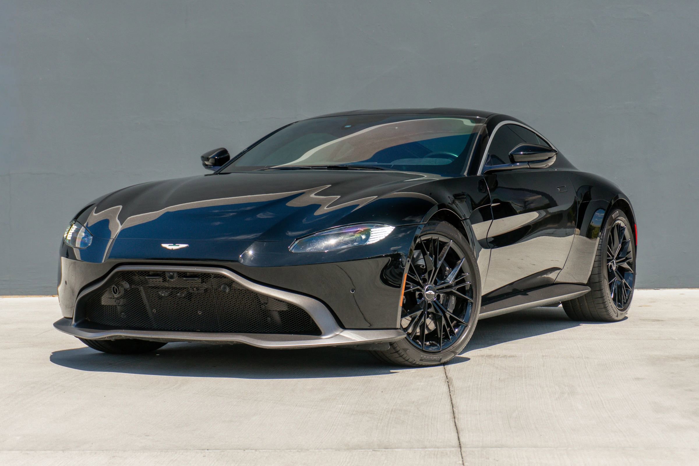 Used 2020 Aston Martin V8 Vantage Coupe image 3