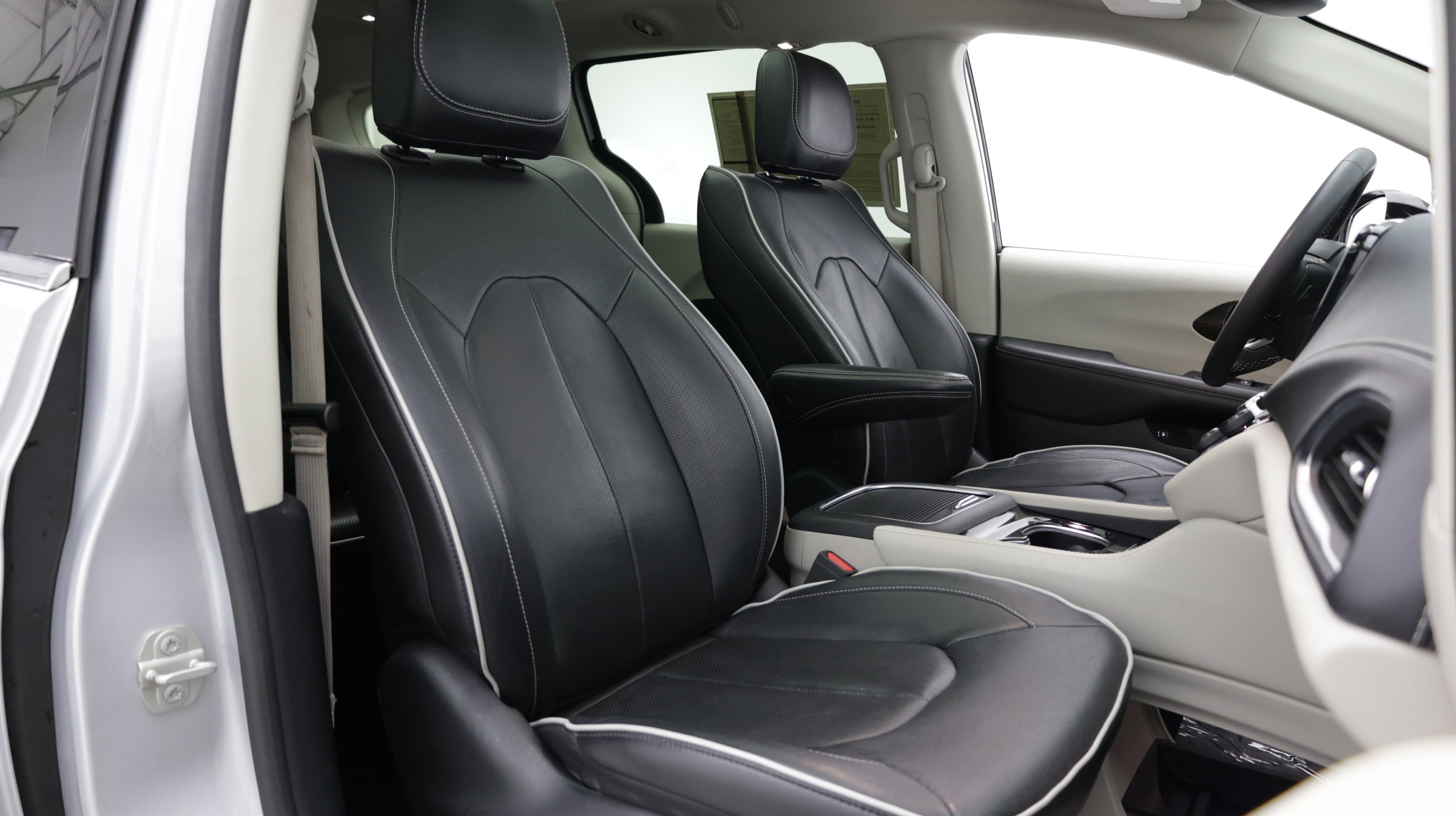 Used 2023 Chrysler Pacifica Limited FWD image 43