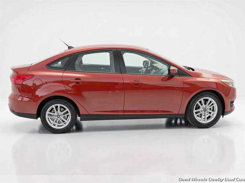 Used 2018 Ford Focus SE FWD image 4