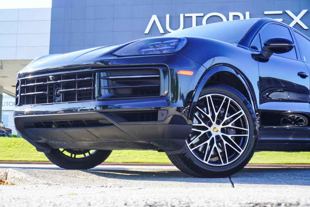 Used 2024 Porsche Cayenne Coupe AWD/4WD image 2