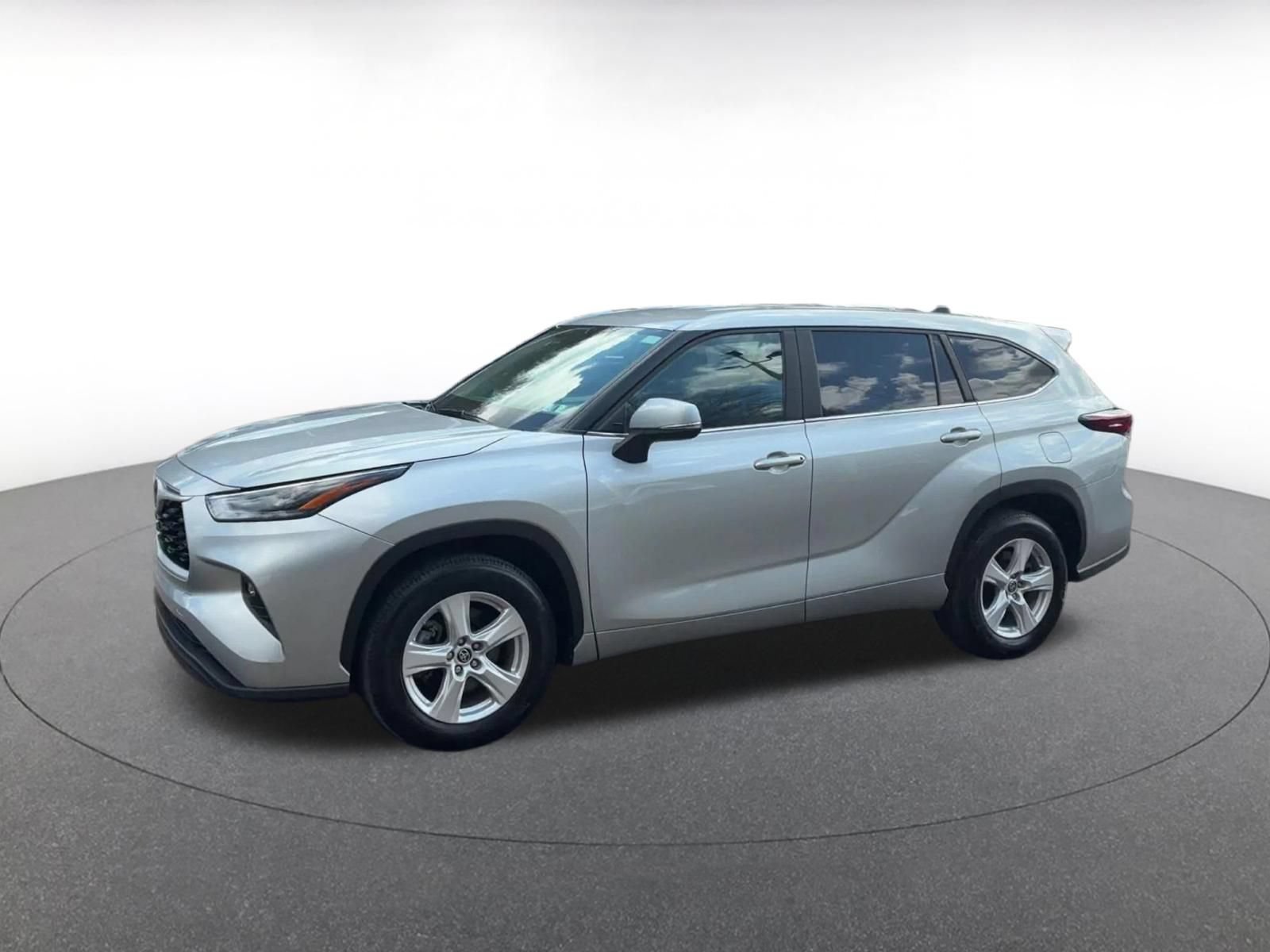 Used 2025 Toyota Highlander LE FWD image 5