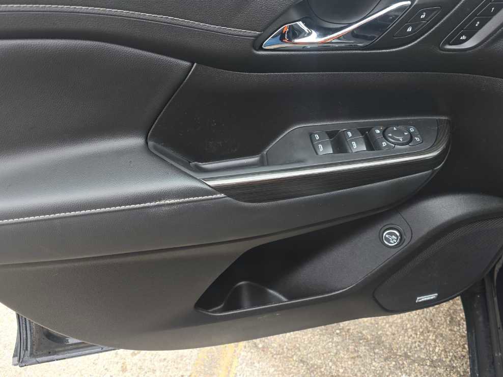 Used 2023 GMC Acadia SLT w/ Elevation Edition image 8