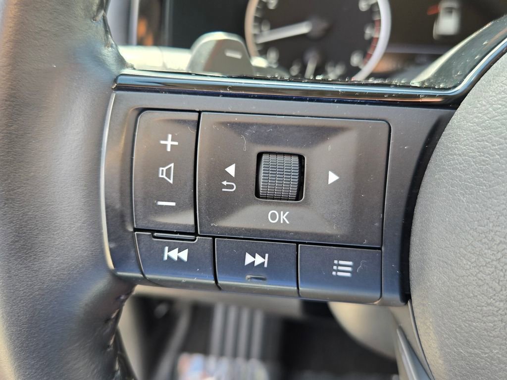 Used 2023 Nissan Pathfinder SL w/ Black Appearance Package image 25