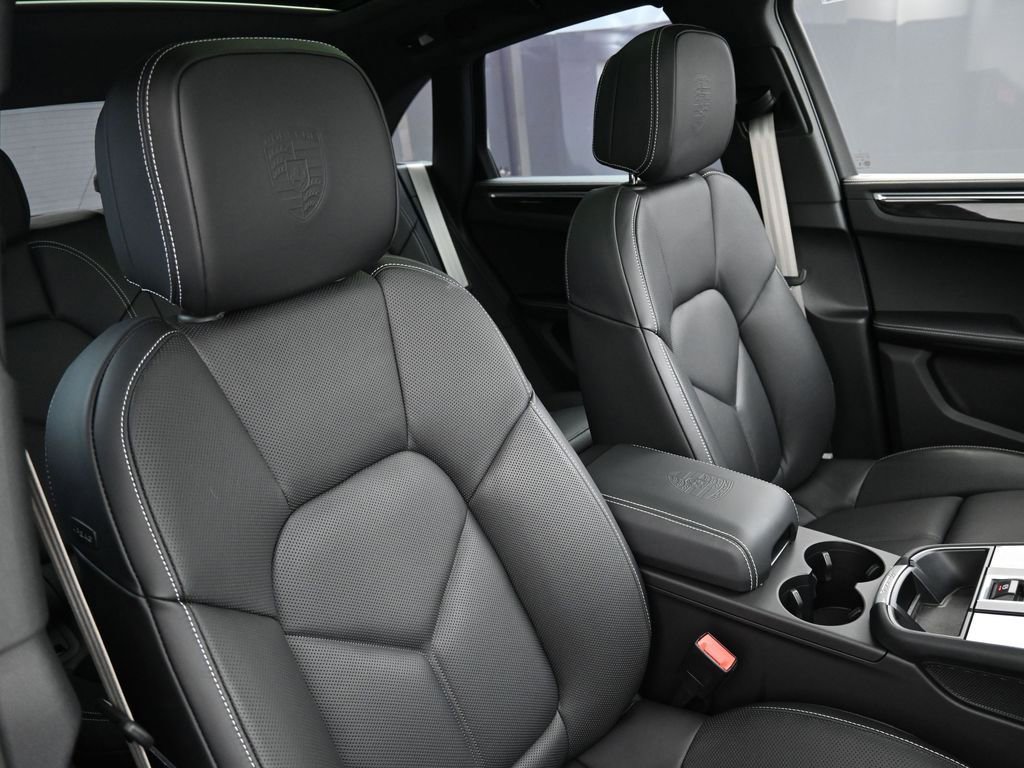 Certified 2025 Porsche Macan GTS image 29