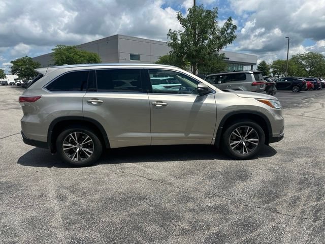 Used 2016 Toyota Highlander XLE AWD/4WD image 2