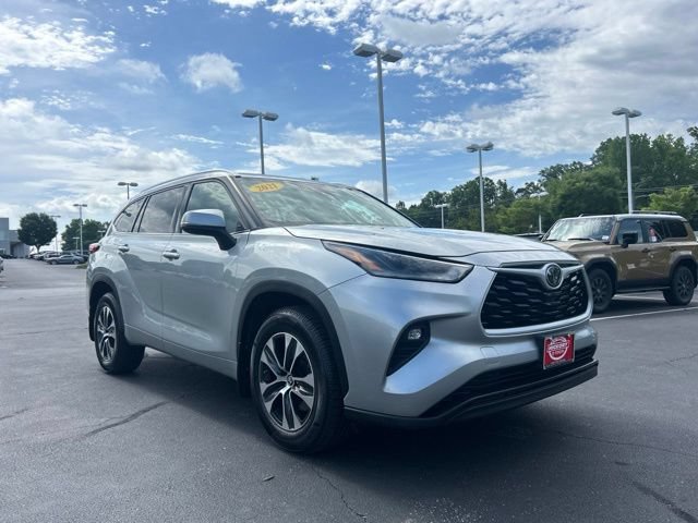 Used 2021 Toyota Highlander XLE AWD/4WD image 4