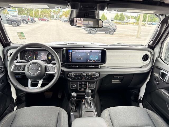 Used 2025 Jeep Wrangler Unlimited Sahara AWD/4WD image 13