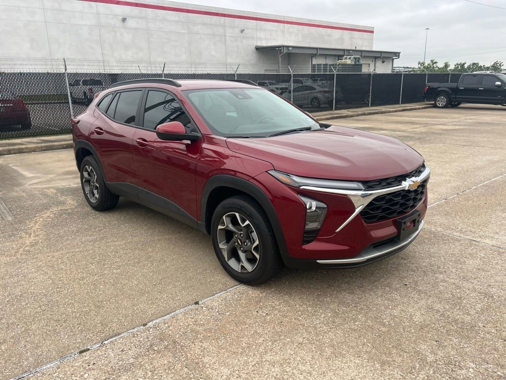 Used 2025 Chevrolet Trax LT w/ LT Convenience Package FWD image 3