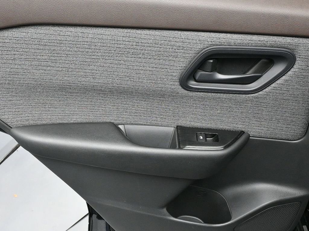 Used 2023 Nissan Rogue S image 14