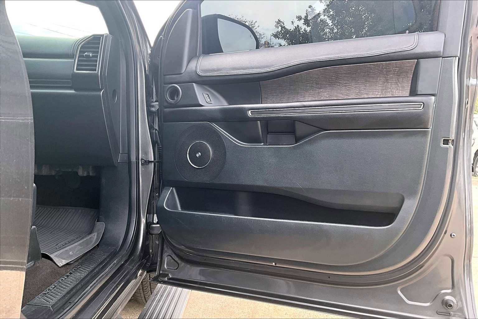 Used 2021 Ford Expedition Max Limited image 23