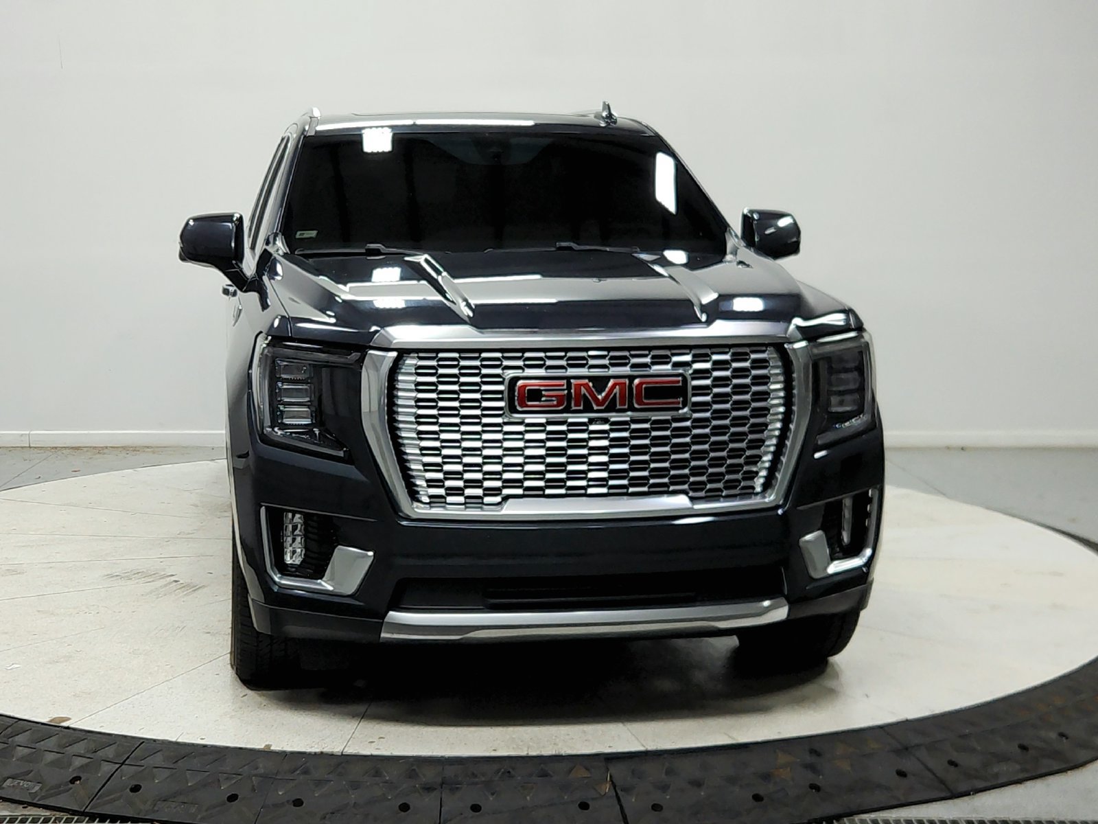 Used 2021 GMC Yukon Denali w/ Denali Premium Package AWD/4WD image 3